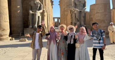 الأفواج السياحية تتحدى الطقس الحار بزيارات المعابد الفرعونية.. صور
