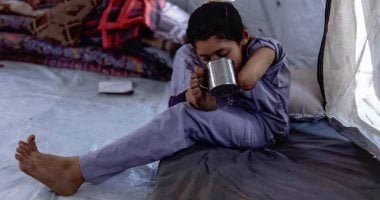 هل ستعود ذراعاي يا أمي؟.. طفلة غزة سارة البرش فقدت ذراعيها ووالدها في لحظة واحدة خلال الحرب.. كانت تمسك يد أبيها بحثًا عن الأمان ليفقدها الاحتلال اليد التي كانت تحميها والذراعين اللتين كانت تلعب بهما