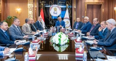 وزير الدولة للإنتاج الحربى يتابع خطط تطوير شركات إنتاج الذخائر