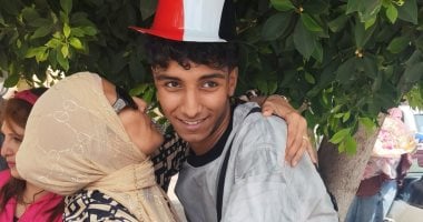 ولية أمر تحتفل بعيد ميلاد ابنها ونهاية الثانوية العامة بتورتة وعلم مصر.. فيديو وصور