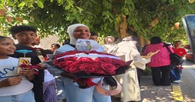 ورد وحلوى فى انتظار طلبة الثانوية العامة بالأقصر قبل خروجهم من اللجان.. فيديو وصور
