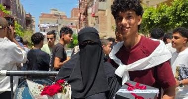 أم تهدى ابنها بوكيه ورد وبوكس هدايا احتفالًا بانتهاء الثانوية العامة.. فيديو