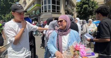 أمهات الثانوية العامة يستقبلن بناتهن بعد آخر امتحان بالورد والزغاريد.. صور