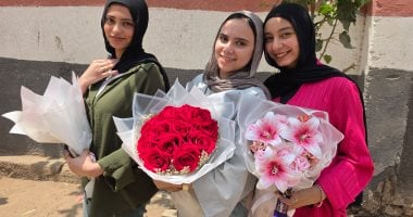 طالبات الشرقية يحتفلن بانتهاء الثانوية العامة بالورود والزغاريد