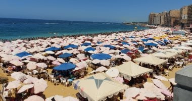 الجمعة الأكثر ازدحاما.. مليون ونصف مصطاف على شواطئ الإسكندرية «فيديو»