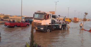 الدفع بمعدات الطوارئ للتعامل مع كسر خط مياه طريق بلبيس – العاشر