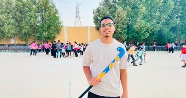 البداية من الإعدادية.. حكاية “عبد الوهاب” أول لاعب لفريق هوكي في قنا.. صور