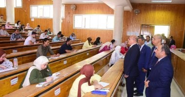 رئيس جامعة سوهاج يتابع انتظام امتحانات كلية علوم الرياضة ويطمئن على الطلاب