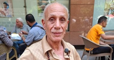 عم أبو عبده النمر يروى رحلة عمره مع الأنتيكات في سوق ديانا.. فيديو