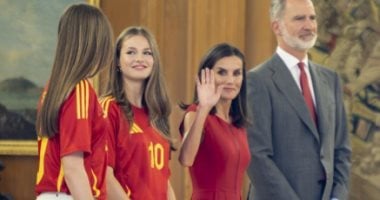 العائلة المالكة في إسبانيا بتيشيرت «لاروخا» لدعم المنتخب ضد الأرجنتين