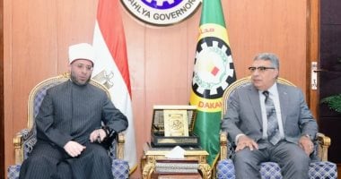 محافظ الدقهلية يستقبل وزير الأوقاف خلال زيارته لتفقد تصفيات مسابقة دولة التلاوة