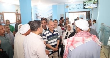 محافظ السويس يحيل مخالفات صرف أسمدة للنيابة ويوجه بحل مشكلات مزارعى شندورة