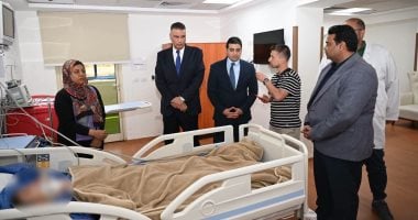 محافظ جنوب سيناء يزور مصابتين بحادث طريق رأس سدر ويوجه بمتابعة حالتهما