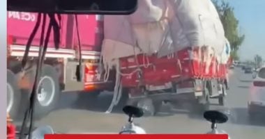سائق تريلا يمنع كارثة فى اللحظة الأخيرة (فيديو)