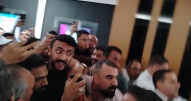 زحام الجماهير على الفنان أحمد العوضى أمام دور العرض بالإسكندرية.. صور