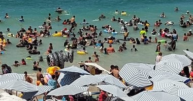 شواطئ الإسكندرية ترفع شعار “كامل العدد”.. زحام بنهاية الأسبوع.. فيديو وصور