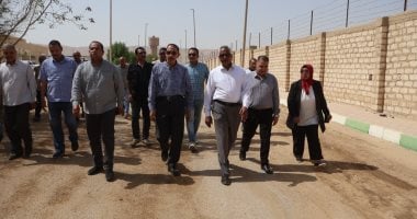 محافظ سوهاج يتفقد أعمال رصف وتوسعة طريق الحواويش بطول 3.5 كيلو متر
