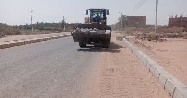 رئاسة مركز الداخلة: استمرار أعمال تركيب البلدورات بامتداد طريق موط – القصر