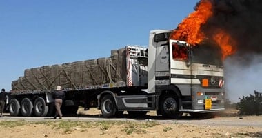 السيطرة على حريق بسيارة نقل على الطريق الإقليمى بالمنوفية