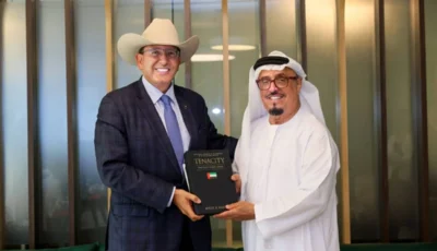 ضاحي خلفان يتسلّم كتاباً يستعرض جاهزية الدولة خلال الأزمات