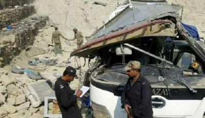 40 قتيلاً إثر سقوط حافلة بوادٍ في باكستان