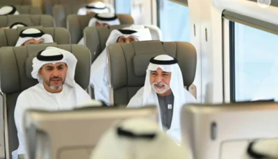 نهيان بن مبارك يستقل قطار الركاب في رحلة من أبوظبي إلى الفجيرة
