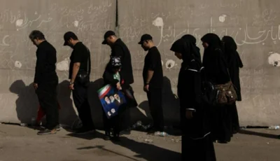 في غياب مجتبى ..إيرانيون يصلون على جثمان خامنئي في طهران