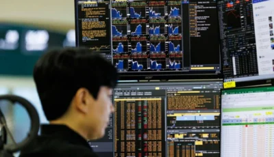 الدولار قرب أدنى مستوى في أسبوعين.. والبيتكوين تتماسك قرب 63 ألفاً
