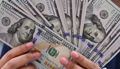 الدولار يتراجع بعد ملامسة أعلى مستوى في أسبوع
