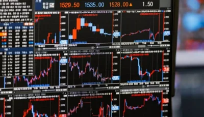 تجدد التوتر يعزز الطلب على الدولار الأمريكي.. ودعم طوكيو يبقي الين قرب 162.5