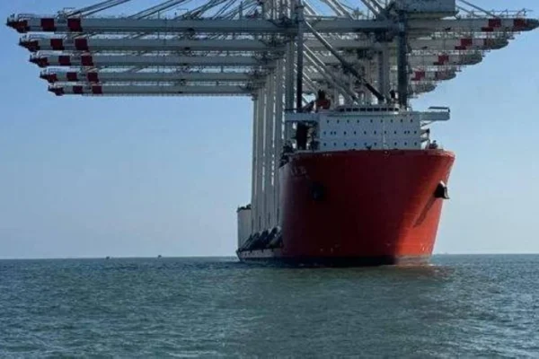 ناقلات غاز طبيعي مسال مرتبطة باليابان تعبر هرمز