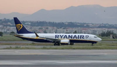 اليونان.. تحطم نافذة طائرة بوينغ في الجو وراكب يتعلق خارجها