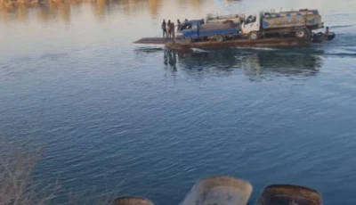 مأساة عبارة دير الزور السورية.. غرق طفلين والبحث جار عن ناجين