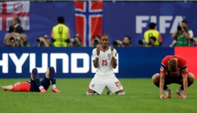 ابتهال اللاعب سبينس في المونديال.. صورة أيقونية وأفضل ترويج لتنوع بريطانيا