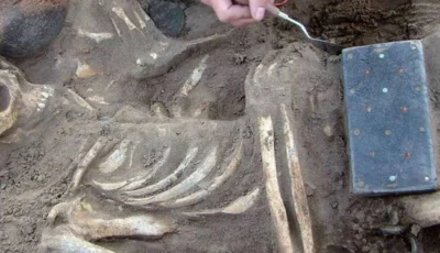 آيفون في مقبرة عمرها 2137 عاماً.. حقيقة الاكتشاف الروسي الذي حيّر العلماء