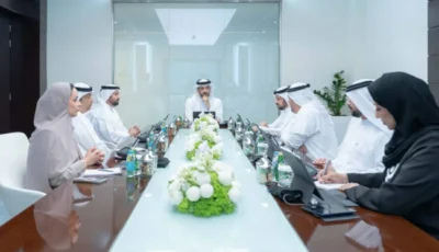 سلطان بن أحمد: مستمرون في تطوير الإعلام وتعزيز التكامل المؤسسي