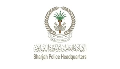 شرطة الشارقة تضبط سائقاً قاد مركبته مستخدماً شمسية حجبت مجال الرؤية