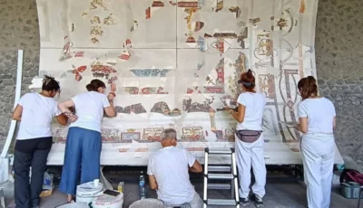 جداريات أسطورية تنبثق من قبو بومبي الإيطالية
