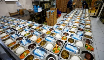 بسبب مخالفات.. إندونيسيا تغلق 833 مطبخاً للوجبات المجانية