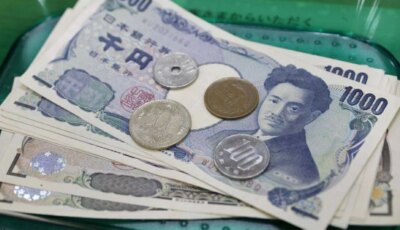 الين يقفز والمتعاملون يراقبون بحذر تدخلاً يابانياً لدعم العملة
